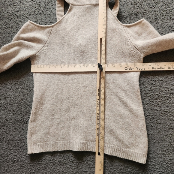 SAKS FIFTH AVENUE Women's Sweater Medium Cold Shoulder Cashmere Luxury Classic - Picture 6 of 8